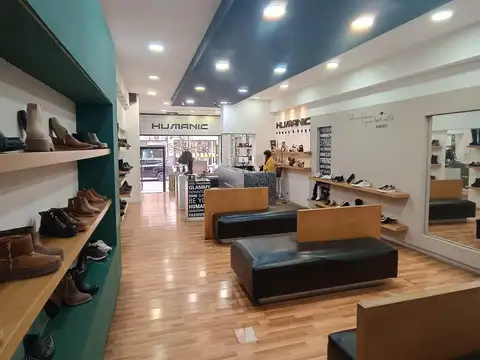 Local Comercial. Paseo del Siglo. Frente Vidriado. Deposito