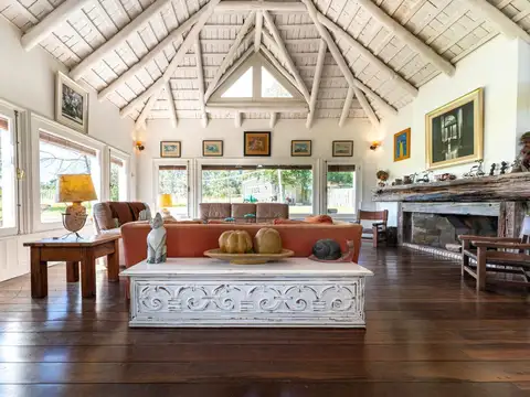 Casa 6 ambientes con 4 baños