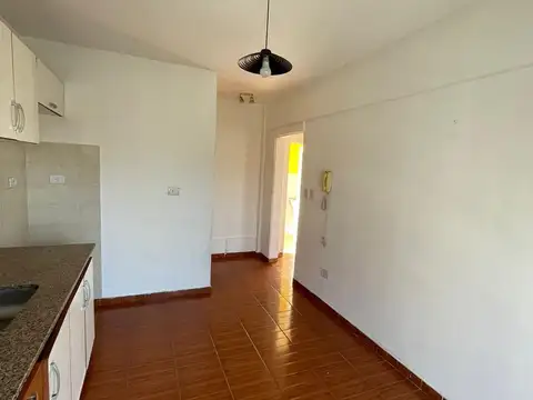 Depto Tipo Casa en Alquiler en Lomas del Mirador, $ 900.000