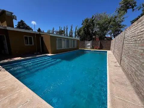 VENTA QUINCHO EN FUNES CON PILETA 1 DORMITORIO