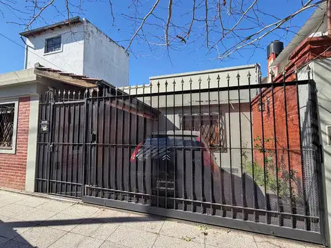 CASA EN LOTE PROPIO 4 AMBIENTES CON JARDIN AL FONDO Y PILETA