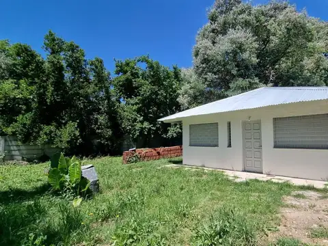 Las Margaritas, entre Las Camelias y Las Azucenas. al 600