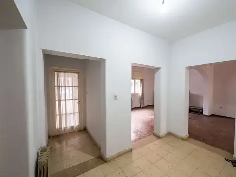 Casa 8 ambientes con 2 baños