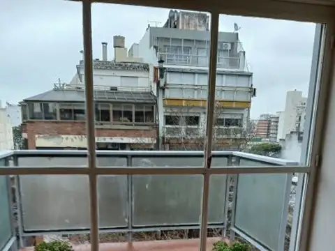 Luminoso 3 ambientes sobre Av. Avellaneda, con balcón, en Flores!