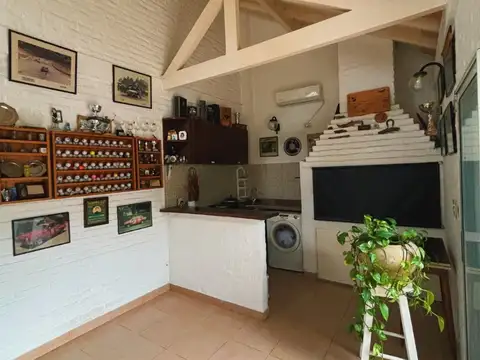 Casa 4 ambientes con 2 baños