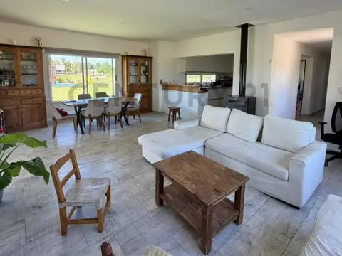 Casa en Venta con 2 cocheras