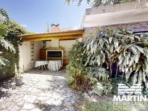 Casa en Venta de 5 Ambientes en Olivos con Jardín, Quincho y Cochera