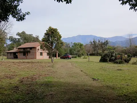 casa muy confortable con hermoso parque