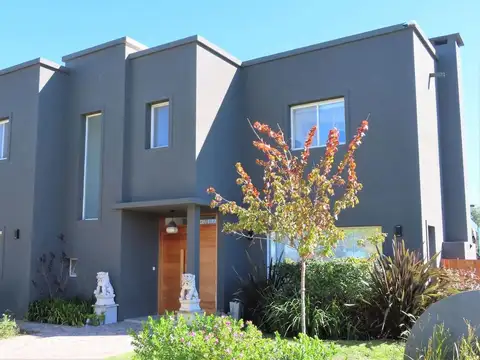 HERMOSA CASA EN  VENTA EN EL CANTON GOLF A LAGUNA