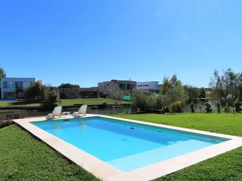 Casa en Venta en El Cantón - Barrio Golf, USD 360.000