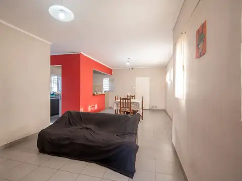 Casa 4 ambientes con 2 baños