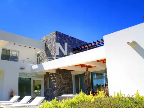 En venta y alquiler casa en Manantiales de 5 dormitorios.