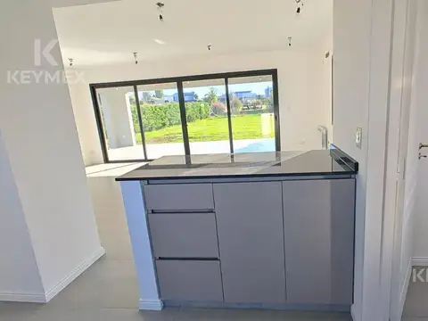 Casa 6 ambientes con 2 baños