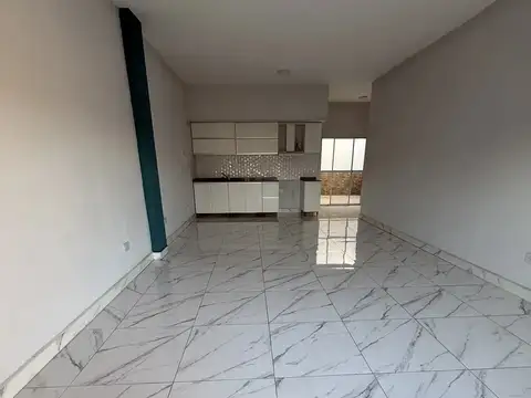 Departamento En Alquiler 2 Ambientes Con Patio Primer Piso X Escalera. La Tablada.