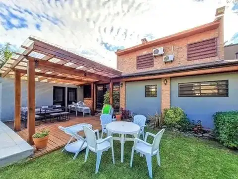 Casa de diseño y  categoría en venta en Gonnet