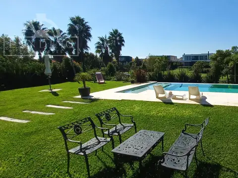 Imponente casa moderna de 4 dormitorios sobre  1028 m2 de lote al pulmón de la reserva