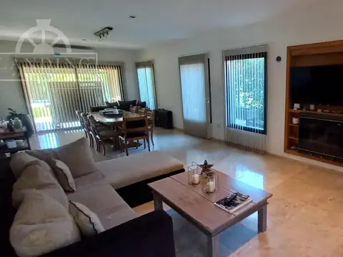 Casa en Venta en Albanueva, USD 890.000