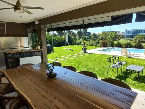 Imponente casa moderna de 4 dormitorios sobre  1028 m2 de lote al pulmón de la reserva