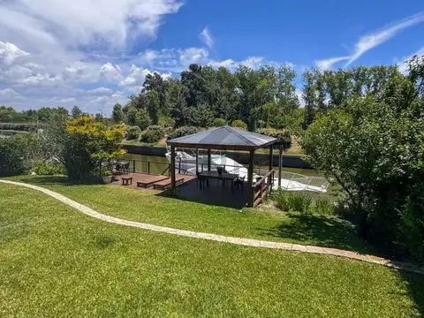 Casa 8 ambientes con 4 baños