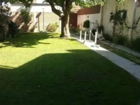 Casa 13 ambientes con 4 baños