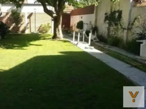 Casa 13 ambientes con 4 baños