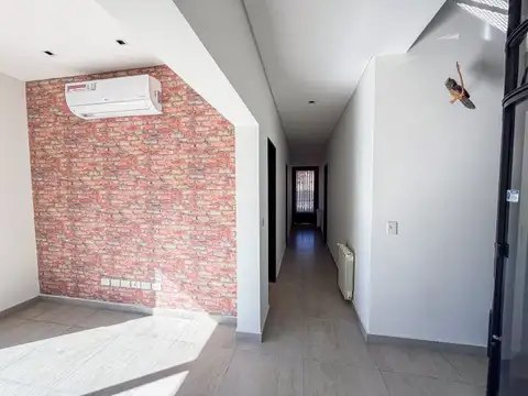 Casa 8 ambientes con 4 baños