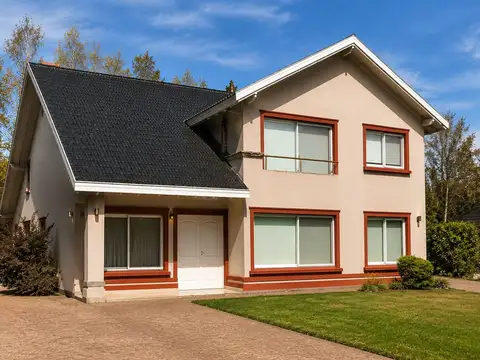 CASA DE 5 AMBIENTES EN VENTA EN LA MARTONA