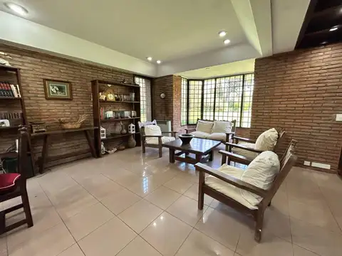 CASA - 5 AMBIENTES CON PILETA - ITUZAINGO
