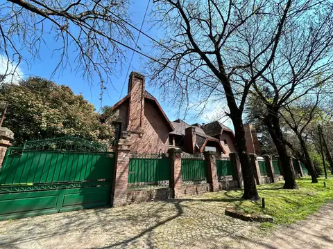 CASA - 5 AMBIENTES CON PILETA - ITUZAINGO
