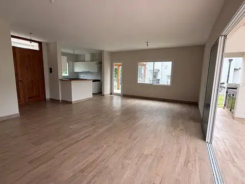Casa 4 ambientes con 3 baños