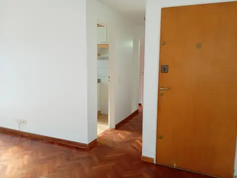 Teniente General Eustoquio Frías 100, Piso 1
