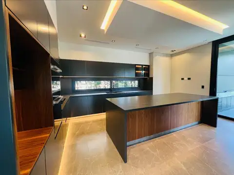Casa en Alquiler con 2 cocheras