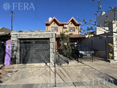 Venta Casa 5 ambientes con cochera, quincho y parrilla en Villa Dominico