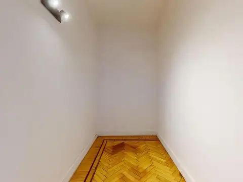 Oficina 8 ambientes con 2 baños