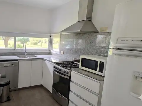 Casa en Alquiler en Puerto Roldan, USD 2.000
