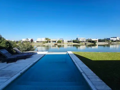 Casa en Alquiler con 6 cocheras