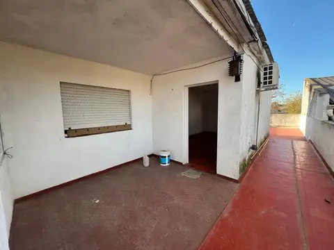 Depto Tipo Casa en Alquiler en Luis Guillon, $ 450.000