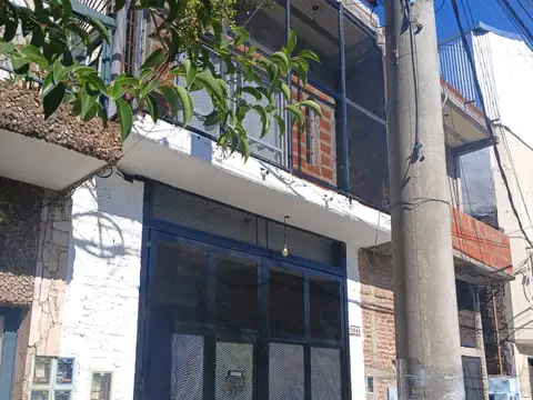 Deposito 80 m2 mas vivienda de 3 ambientes