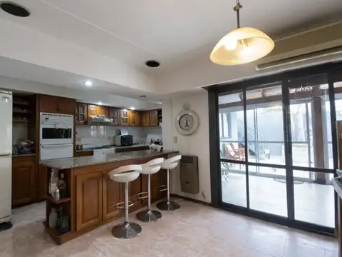 CASA 5 AMB CON PATIO, QUINCHO, PILETA Y GALPÓN
