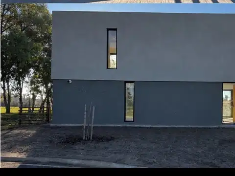 CASA EN VENTA 4 AMBIENTES EN SANTA SOFIA