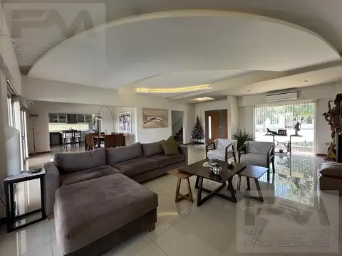 Casa en Venta con 2 cocheras