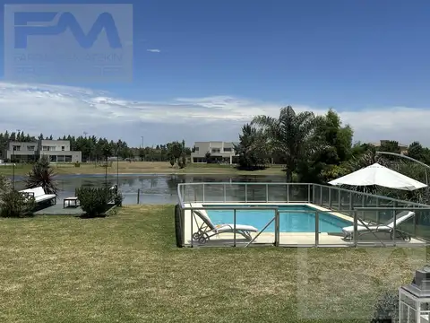 Casa 8 ambientes con 5 baños