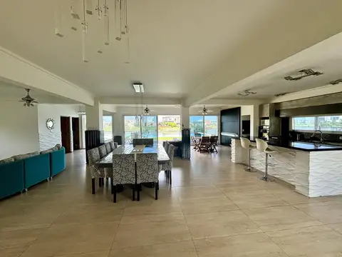 Casa en Alquiler Temporal con 2 cocheras