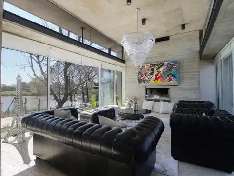 Casa en Venta con 2 cocheras