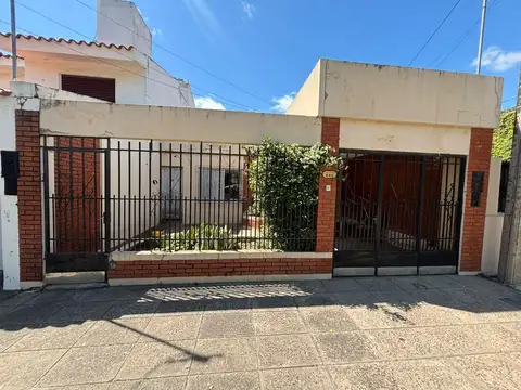 CASA A REFACCIONAR DENTRO LOS 4 BVS.