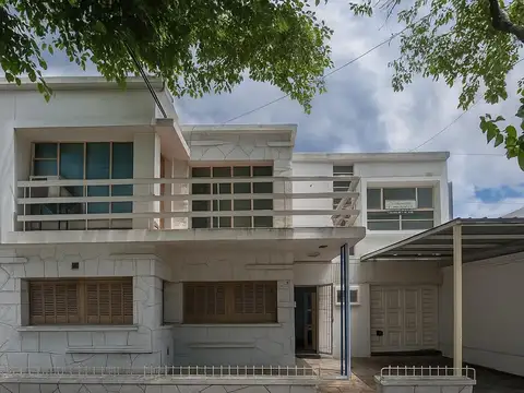 Casa de dos plantas en Venta sobre calle San Martin, Godoy Cruz.