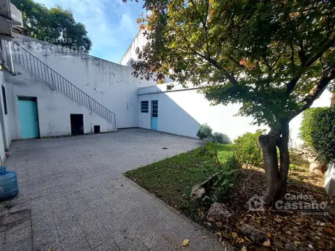 Casa en 1 Planta de 3 Amb. con Fondo y Garaje Para 2 Autos