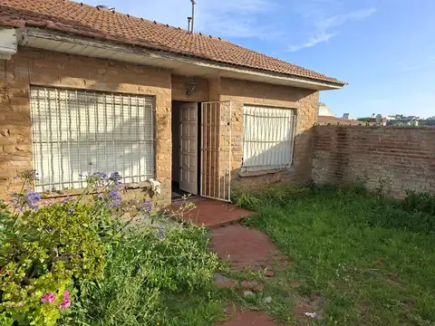 VENDO  CASA EN PH: DOS DORMITORIOS, BAÑO COMPLETO , GARAJE Y JARDIN - BARRIO FARO-