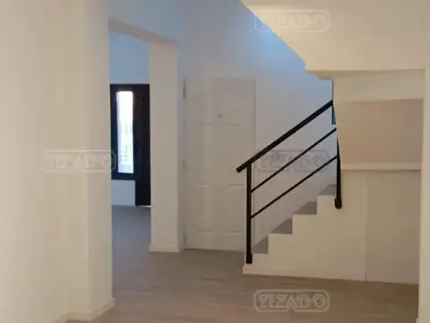 Casa 6 ambientes con 2 baños