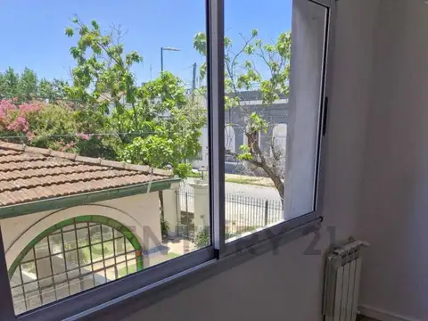 Duplex, con 3 dormitorios, 2 baños, jardín, cochera, impecable. 120 M2.